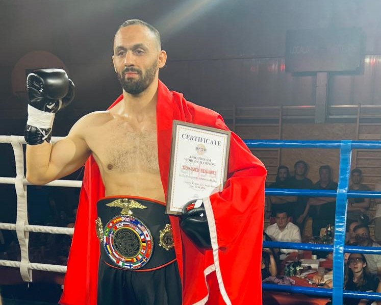 تتويج المغربي محمد بن عباس بطلا للعالم في الكيك بوكسينغ في فئة -84 كلغ ببلجيكا