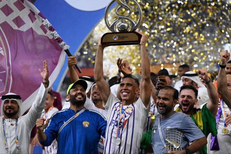 رحيمي يتوج بجائزتين بعد فوزه بدوري أبطال أسيا مع العين