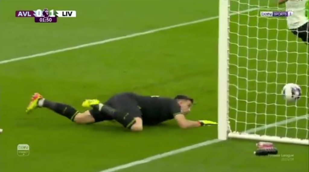 (فيديو) خطأ فادح من إيميليانو مارتينيز أمام ليفربول