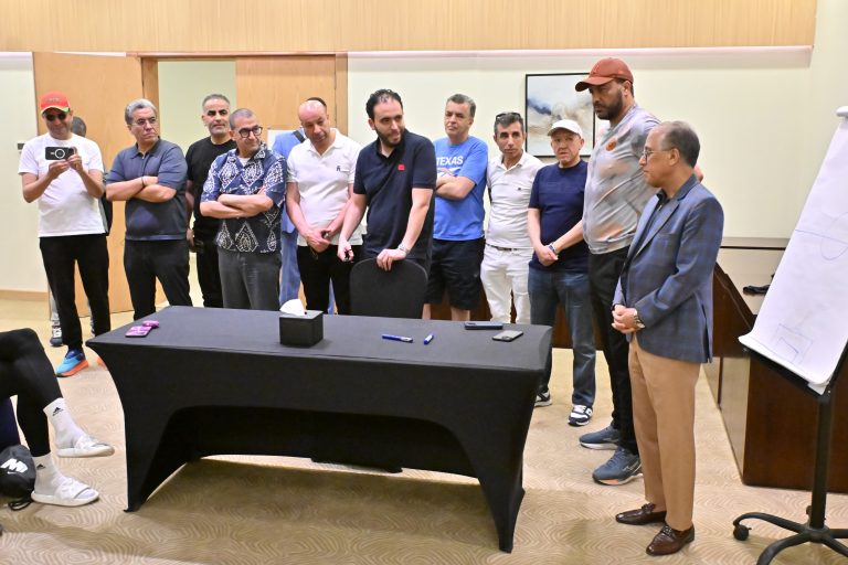 سفير المغرب بمصر ومسؤولي الجمعية الوطنية للإعلام والناشرين يحفزون نهضة بركان قبل النهائي