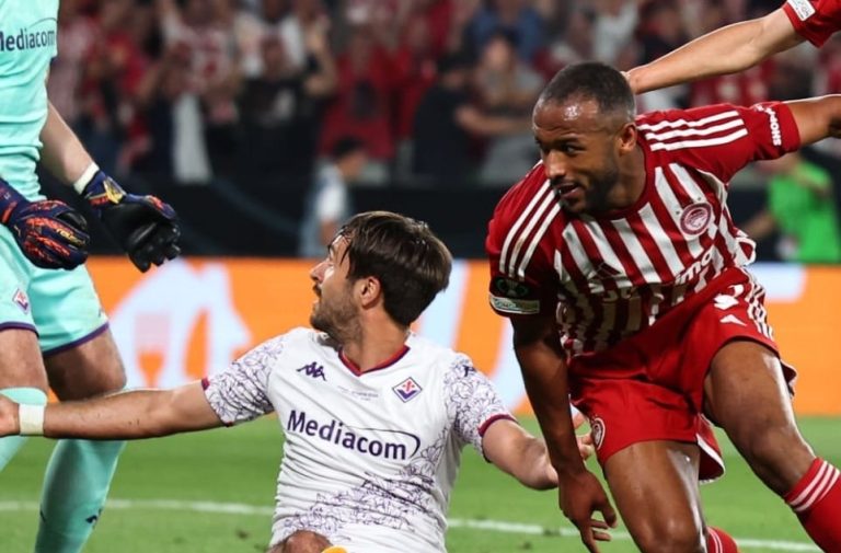 أولمبياكوس يغري الكعبي بعقد جديد بعد تألقه هذا الموسم