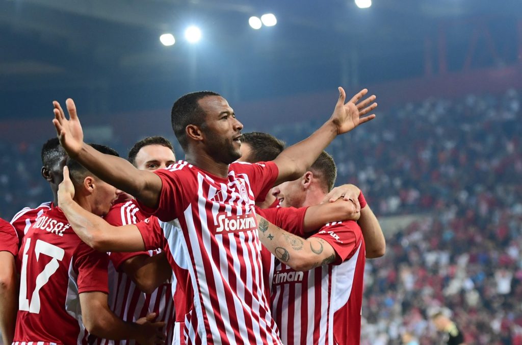 الكعبي يسجل "هاتريك" ويقود أولمبياكوس للفوز أمام أستون فيلا في دوري المؤتمر الأوروبي