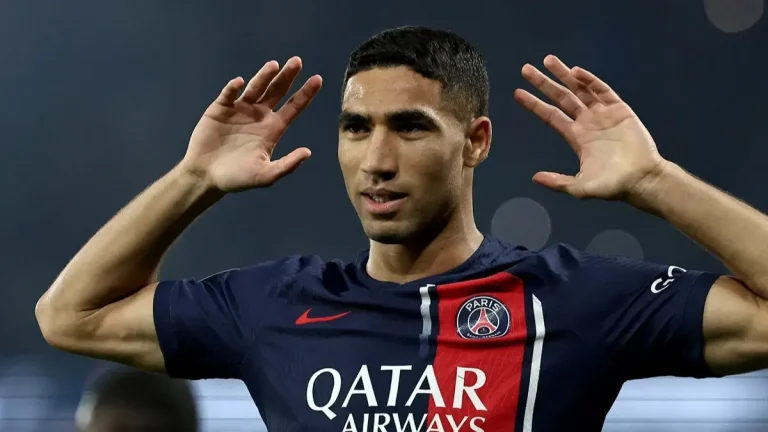 أشرف حكيمي يقترب من تمديد مقامه مع باريس سانجمان