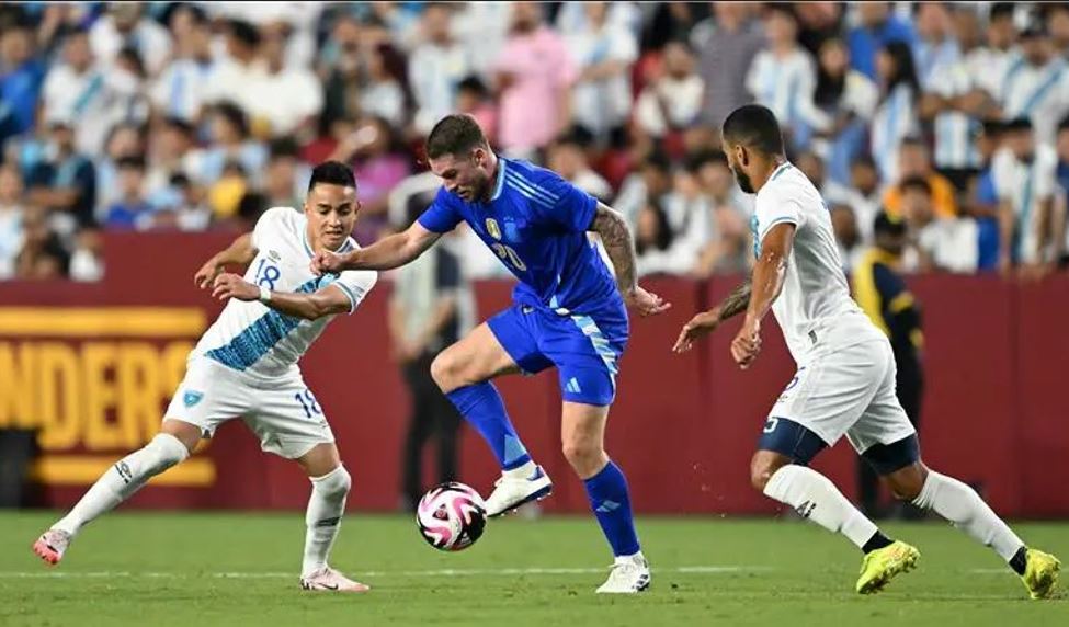 ميسي يقود الأرجنتين لتحقيق فوز عريض على جواتيمالا