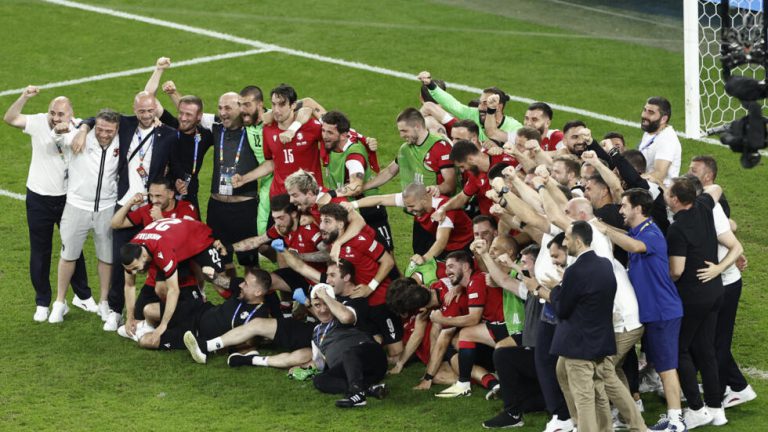 لاعب سابق للرجاء الرياضي يساهم في التأهل التاريخي لجورجيا إلى ثمن نهائي اليورو