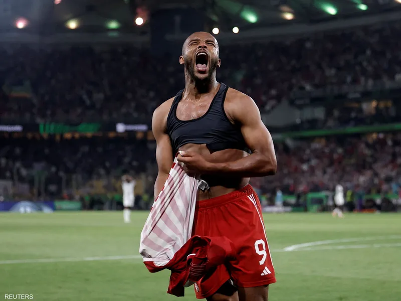 أيوب الكعبي يتوج بجائزة مميزة بعد فوزه بدوري المؤتمر الأوروبي