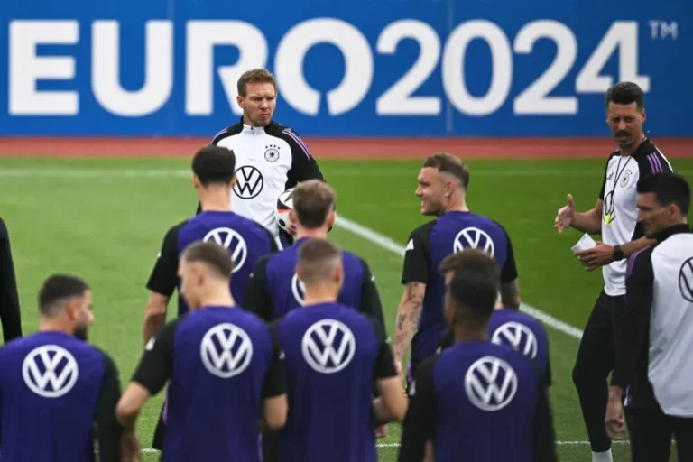 يورو 2024.. البعوض والروائح الكريهة تزعج لاعبي ألمانيا قبل مواجهة الدنماك