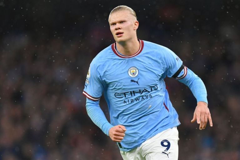 الشرطة تداهم هالاند وهو على الشاطئ