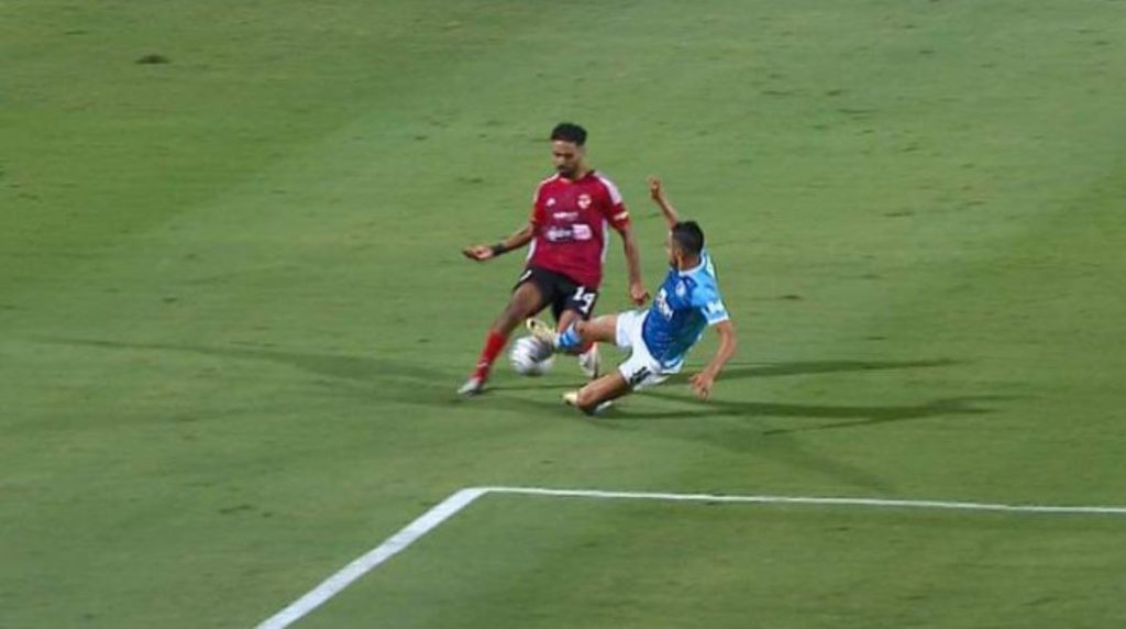 الشيبي يتعرض للطرد بعد تدخل خشن على حسين الشحات