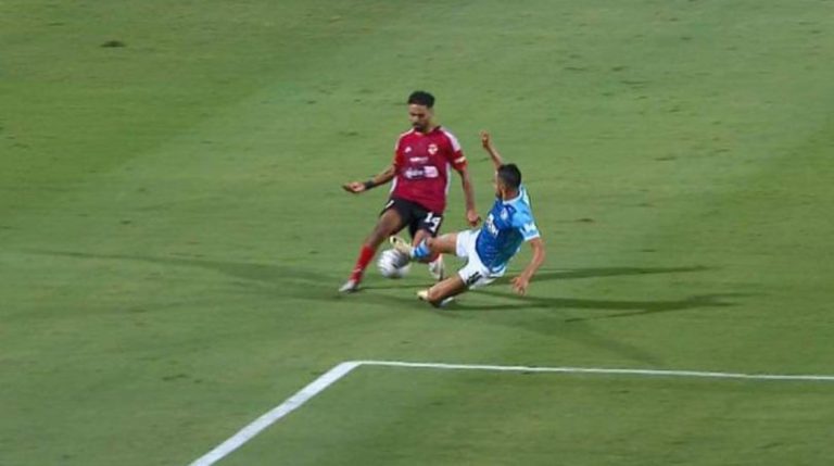 الشيبي يتعرض للطرد بعد تدخل خشن على حسين الشحات