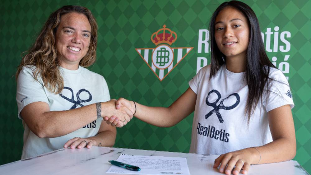 لاعبة المنتخب الوطني ياسمين زهير تنتقل إلى ريال بيتيس الإسباني