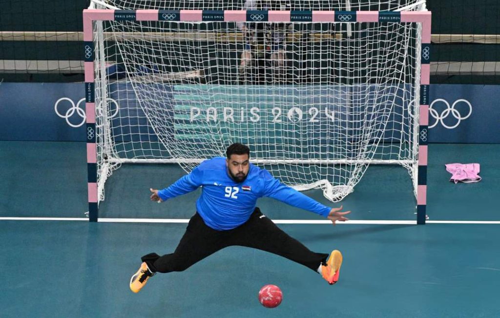حارس منتخب كرة اليد المصري يثير الدهشة في الأولمبياد بسبب وزنه
