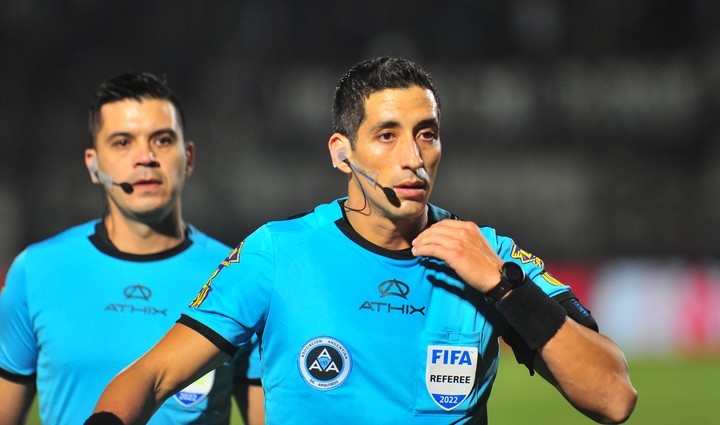 تعيين حكم أرجنتيني لقيادة مباراة المنتخب الوطني ضد نظيره الأمريكي في الأولمبياد