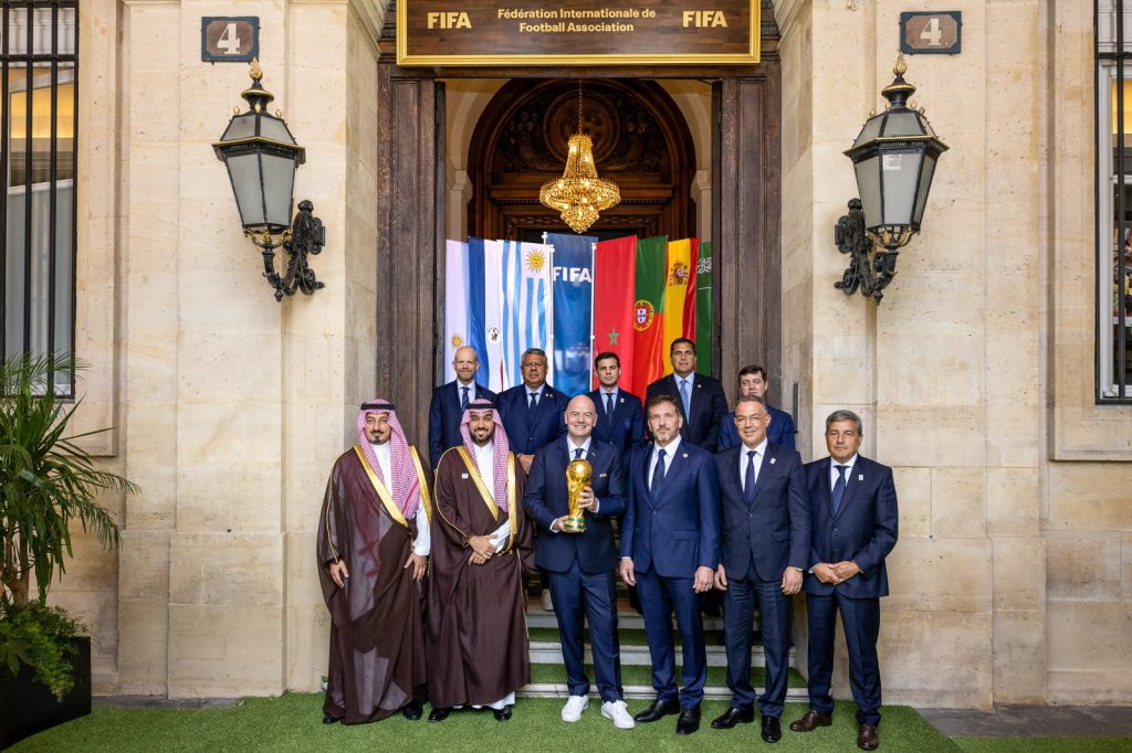 لقجع وممثلو إتحادات الأعضاء يسلمون "فيفا" عروض استضافة مونديال 2030 و2034