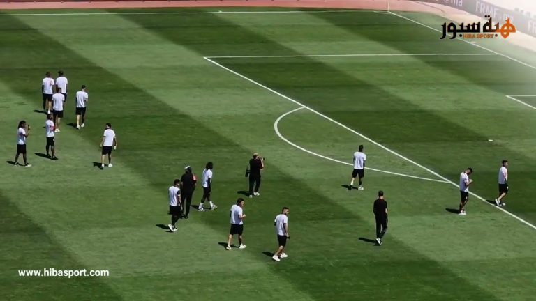 لحظة تفقد لاعبي الجيش والرجاء لأرضية الميدان قبل نهائي كأس العرش