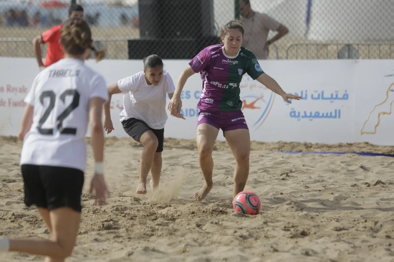 إنطلاق الدوري الدولي الأول للكرة الشاطئية النسوية بالسعيدية