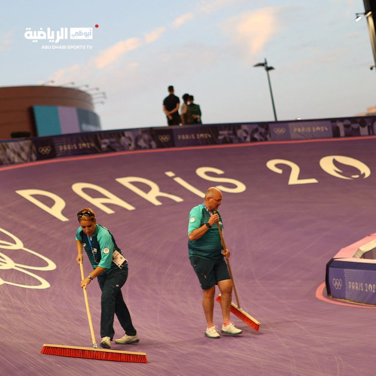 متطوعو أولمبياد باريس يبيعون ملابسهم الرسمية