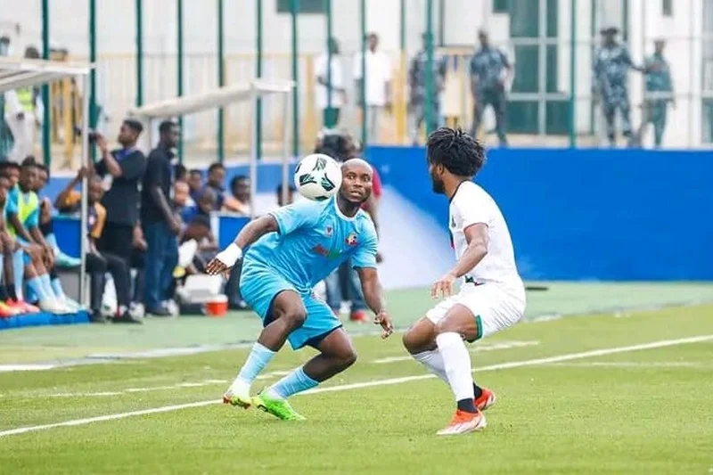 الكاف يعين حكم من البنين لقيادة مباراة الجيش الملكي وريمو ستارز