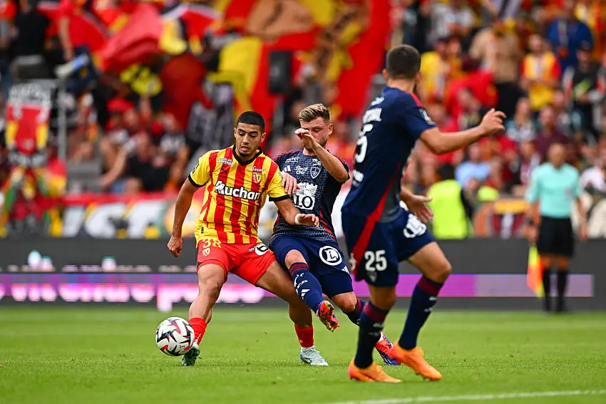 في ظهوره الأول.. أنس زروري يساهم في قيادة لانس للفوز أمام بريست