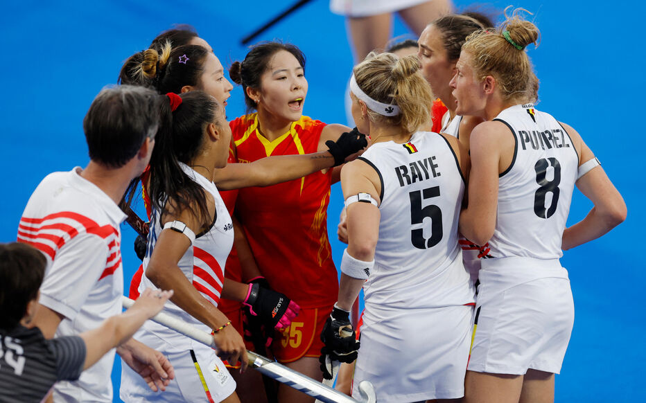 أولمبياد باريس.. لاعبة هوكي تسدد الكرة في جسد منافستها عمداً