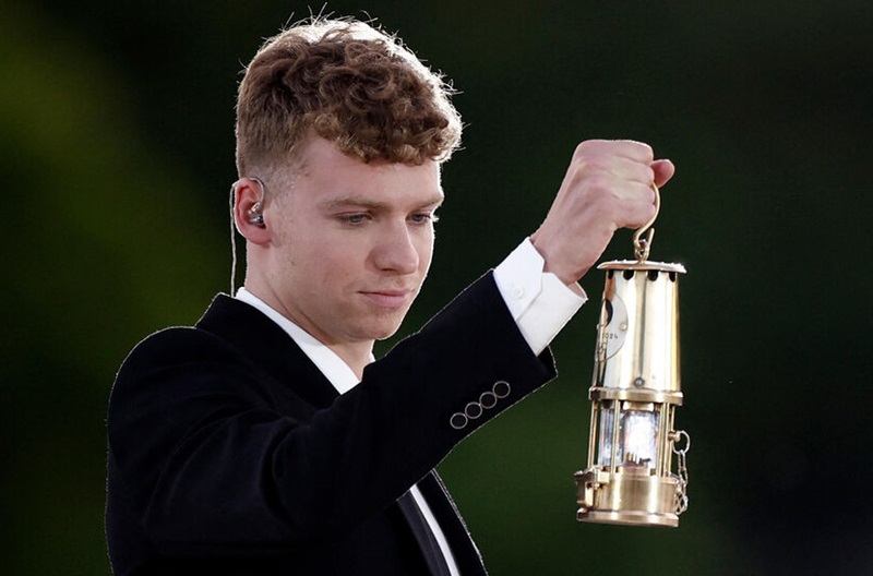 السباح الفرنسي مارشان يطفئ المرجل الأولمبي في الحفل الختامي لأولمبياد باريس