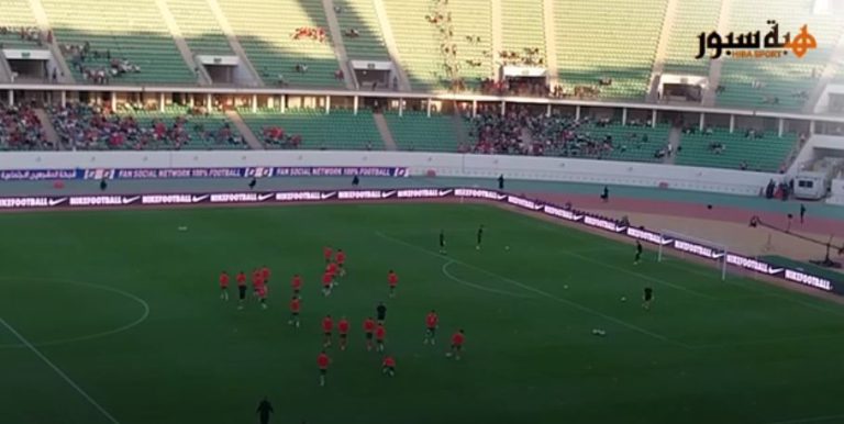 دخول لاعبي المنتخب المغربي لأرضية الملعب لإجراء الإحماءات تحت تصفيقات الجماهير