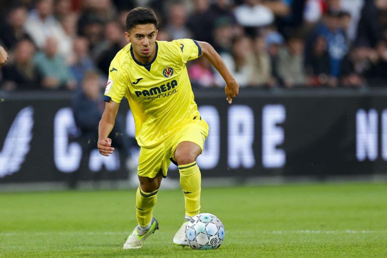 اخوماش ادار ظهره لعروض خيالية من السعودية وأوروبا للبقاء مع فياريال