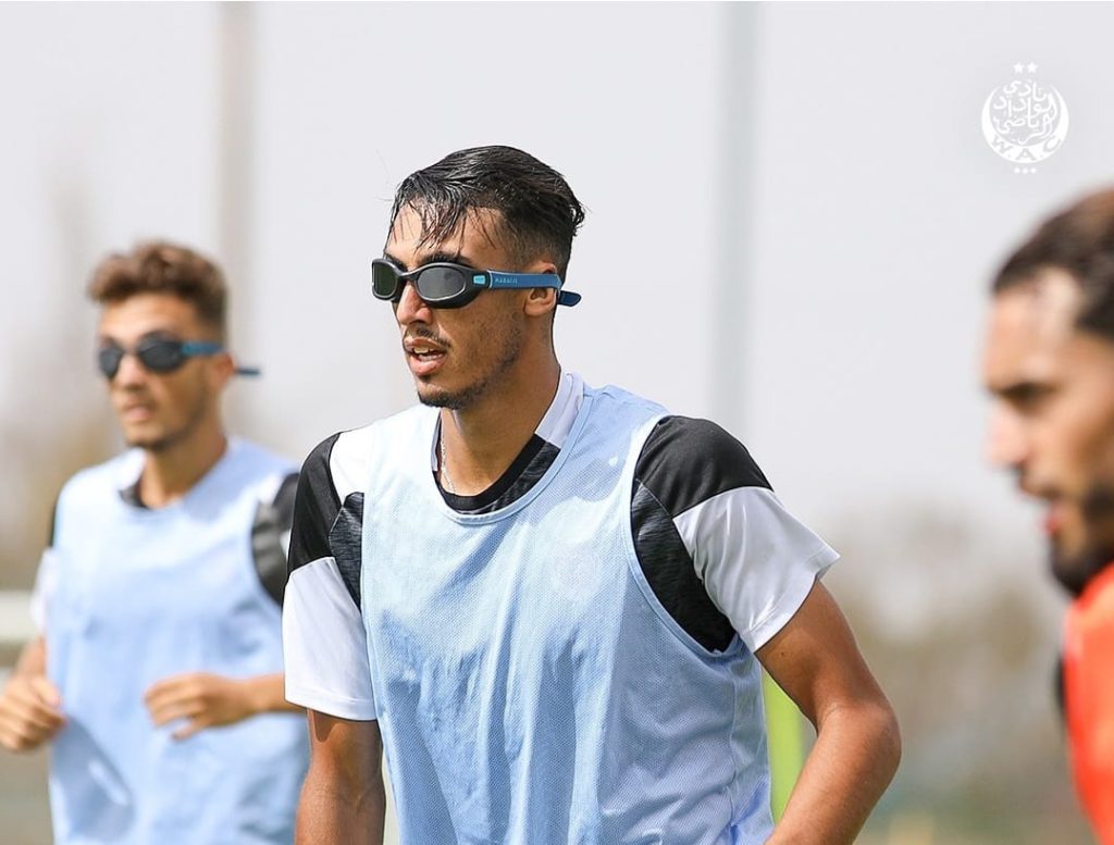 ما سر ارتداء لاعبي الوداد الرياضي لنظارات سوداء في التدريبات؟