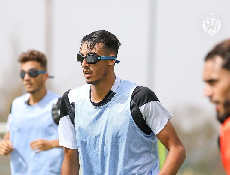 ما سر ارتداء لاعبي الوداد الرياضي لنظارات سوداء في التدريبات؟