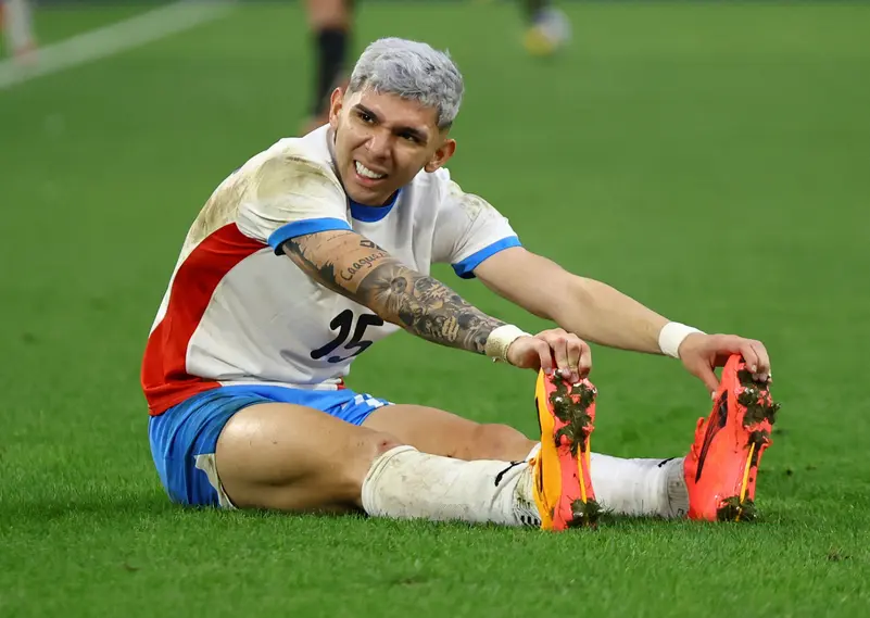 نجم منتخب باراغواي ينجو من الموت داخل الطائرة