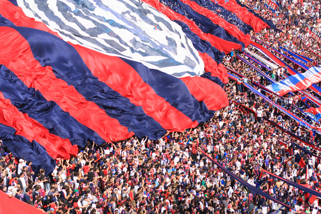 مشجعو سان لورينزو يقتحمون تدريبات الفريق احتجاجا على النتائج