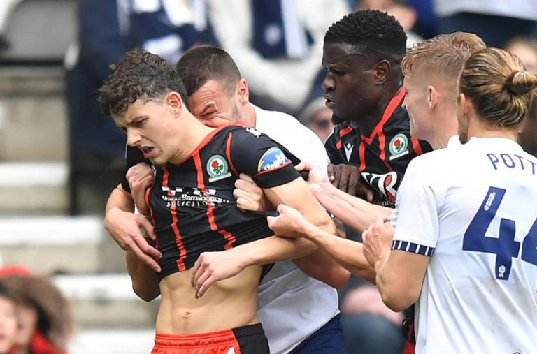 عضة تتسبب في إيقاف لاعب بريستون نورث إند لثماني مباريات