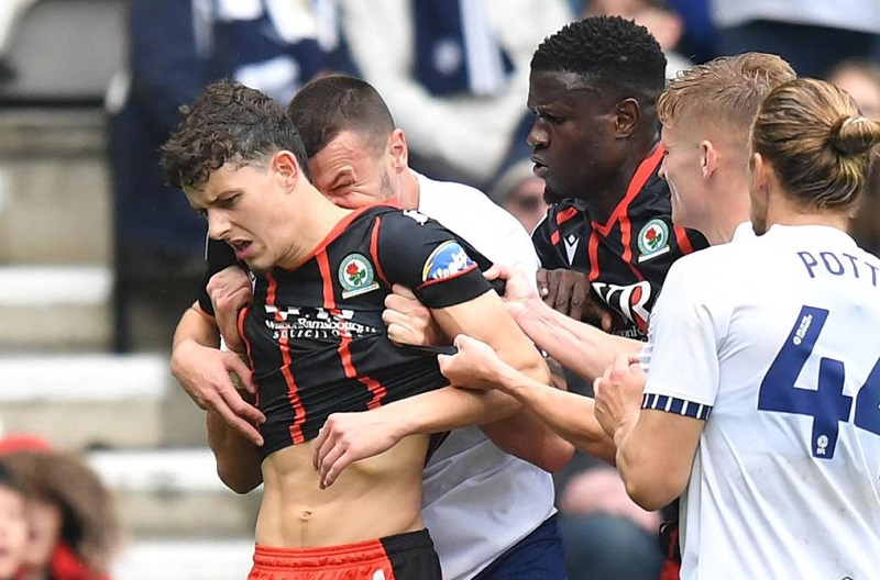 عضة تتسبب في إيقاف لاعب بريستون نورث إند لثماني مباريات