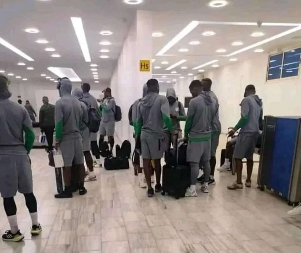 قائد نيجيريا يقرر الإنسحاب إحتجاجا على ما تعرض له الفريق في ليبيا