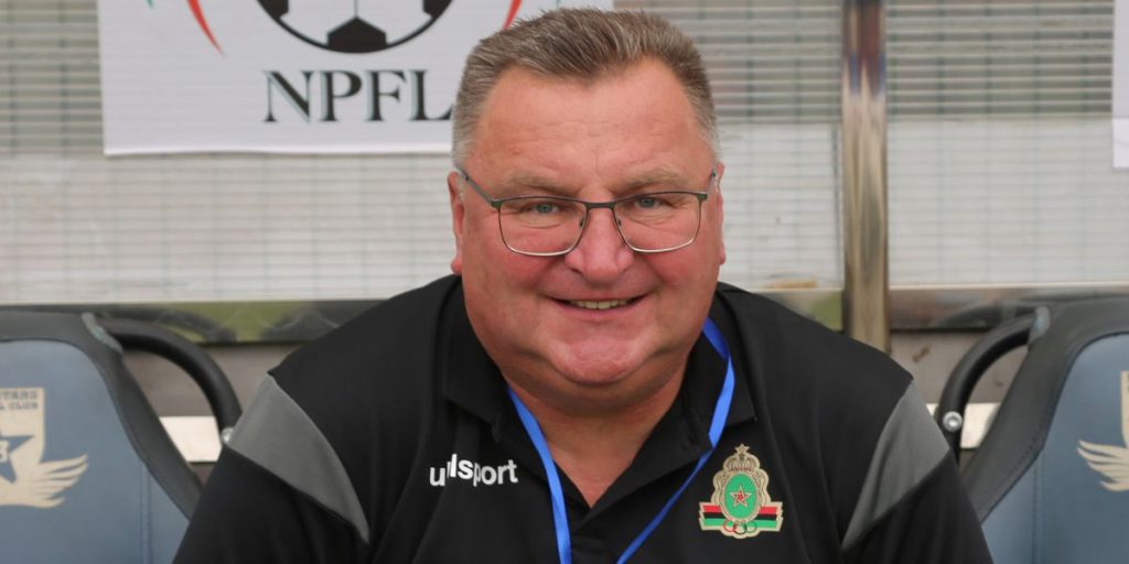 الجيش الملكي يُجدِّد ثقته في المدرب ميشنيفيتش