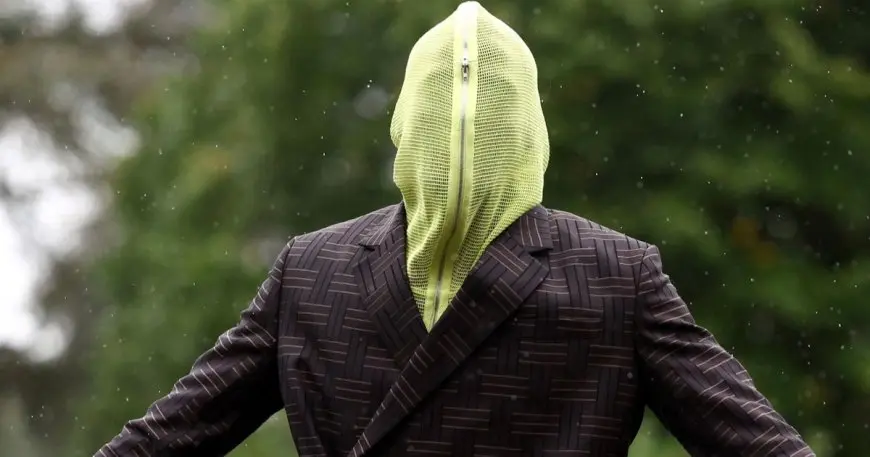 وصول غريب للاعب المنتخب الفرنسي إلى معسكر "الديوك" يثير ضجة في فرنسا (فيديو)