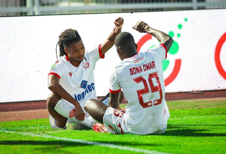 الوداد يفوز على شباب السوالم بثلاثية مدوية