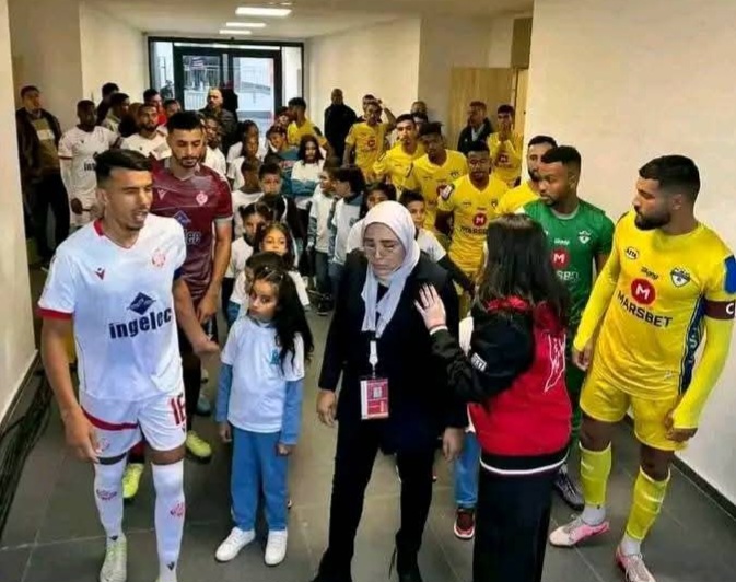 غريب.. منع أطفال من مرافقة اللاعبين في مباراة الوداد والسوالم بملعب العربي الزاولي