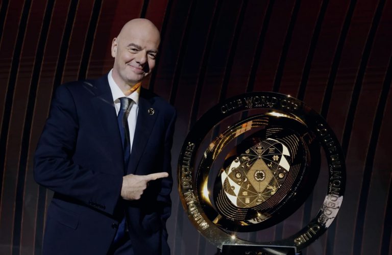 رئيس فيفا مع كأس العالم للأندية