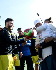 المغرب الفاسي يستقبل الطفلة "رميساء" رفقة أصدقائها (صور) المغرب الفاسي يستقبل الطفلة "رميساء" رفقة أصدقائها (صور)