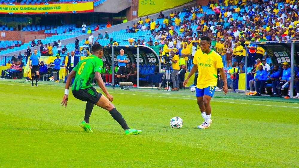 سان داونز يقلب تأخره أمام مانييما ويضع الضغط على الرجاء