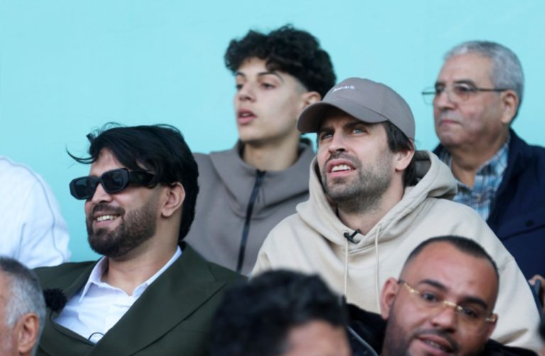 جيرارد بيكيه إلى جانب إلياس المالكي في مباراة الدفاع الجديدي والمغرب الفاسي