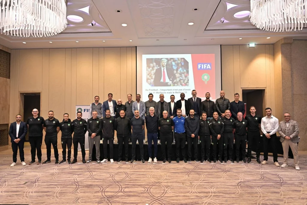 فينغر يؤطر لقاء تقنيا بالدار البيضاء بحضور الناخب الوطني الركراكي