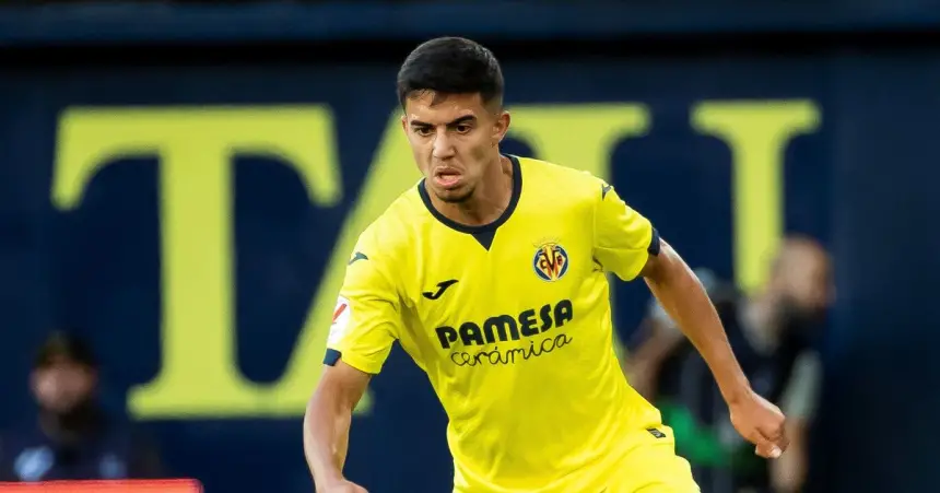 أخوماش يكسر شاشة VAR احتجاجا على التحكيم معلقا : "هذا عار"!