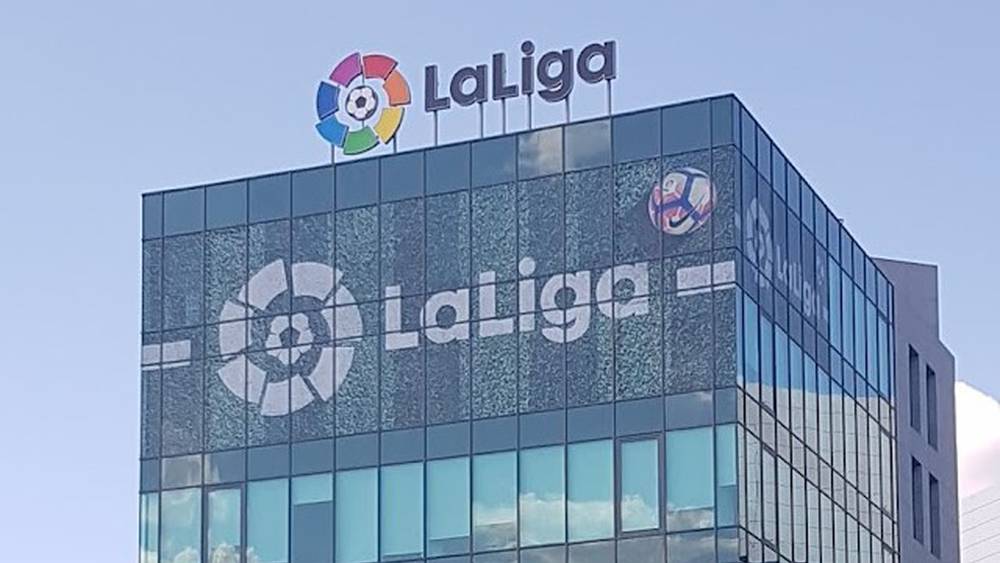 رابطة الليجا تعلن رسميا بطلان تسجيل برشلونة لأولمو وفيكتور