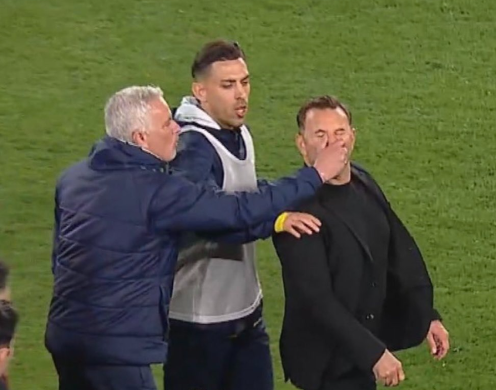 مورينيو ومدرب غلطة سراي