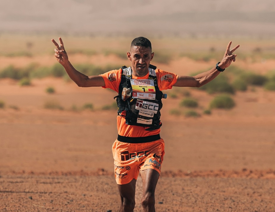 رشيد المرابطي يفوز بالمرحلة الثانية من ماراطون الرمال