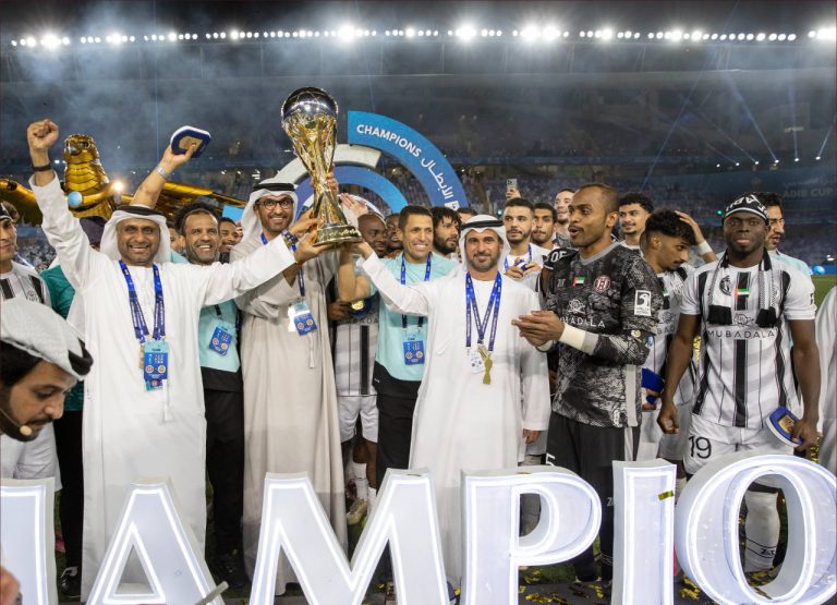 عموتة يحتفل باللقب