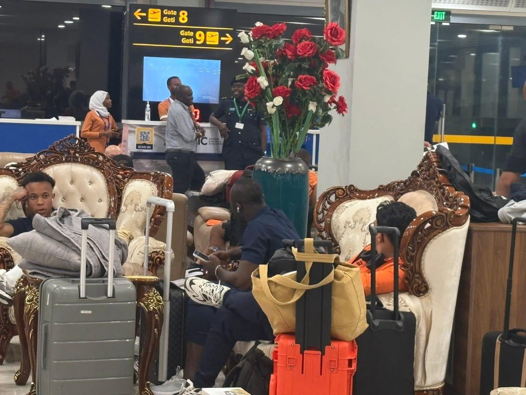 بعثة نهضة بركان عالقة في مطار زنجبار ..تجاهل تام وتضييقات من مسؤولي سيمبا