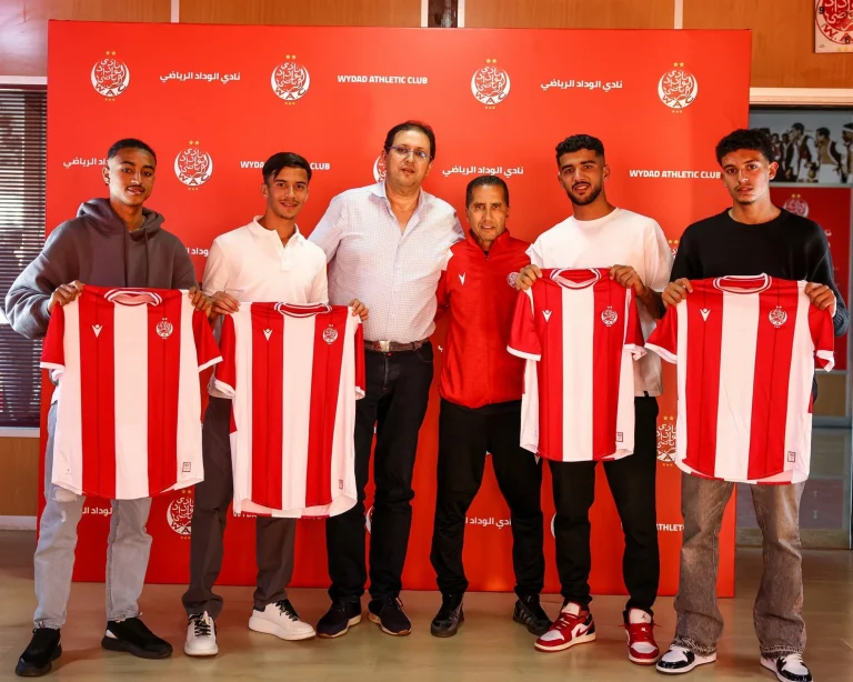أربعة لاعبين من أمل الوداد يوقعون عقودًا احترافية مع الفريق الأول